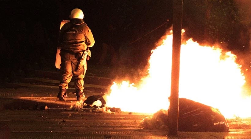 Μολότοφ και πέτρες εναντίον των ΜΑΤ τη νύχτα στο Πολυτεχνείο